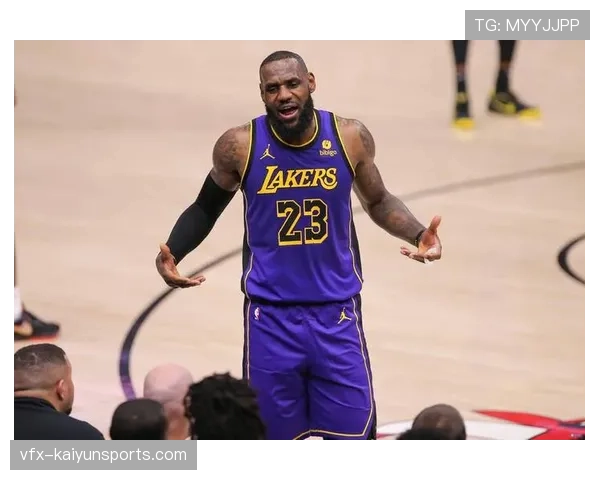 特写:詹姆斯在生涯第20个赛季结束,向主场观众挥手致意 特写:詹姆斯在生涯第20个赛季结束,向主场观众挥手致意